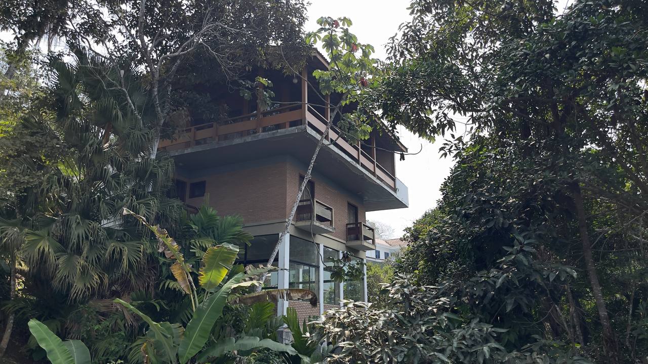 Ed.-0043 Casa na Costeira Ponta das Toninhas Frente Mar Ubatuba SP.